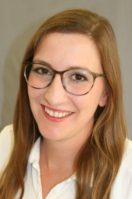 Portrait von Dr. med. dent. Dorothee Katschinsky. Sie hat offenes, langes dunkleres Haar und trägt eine Brille