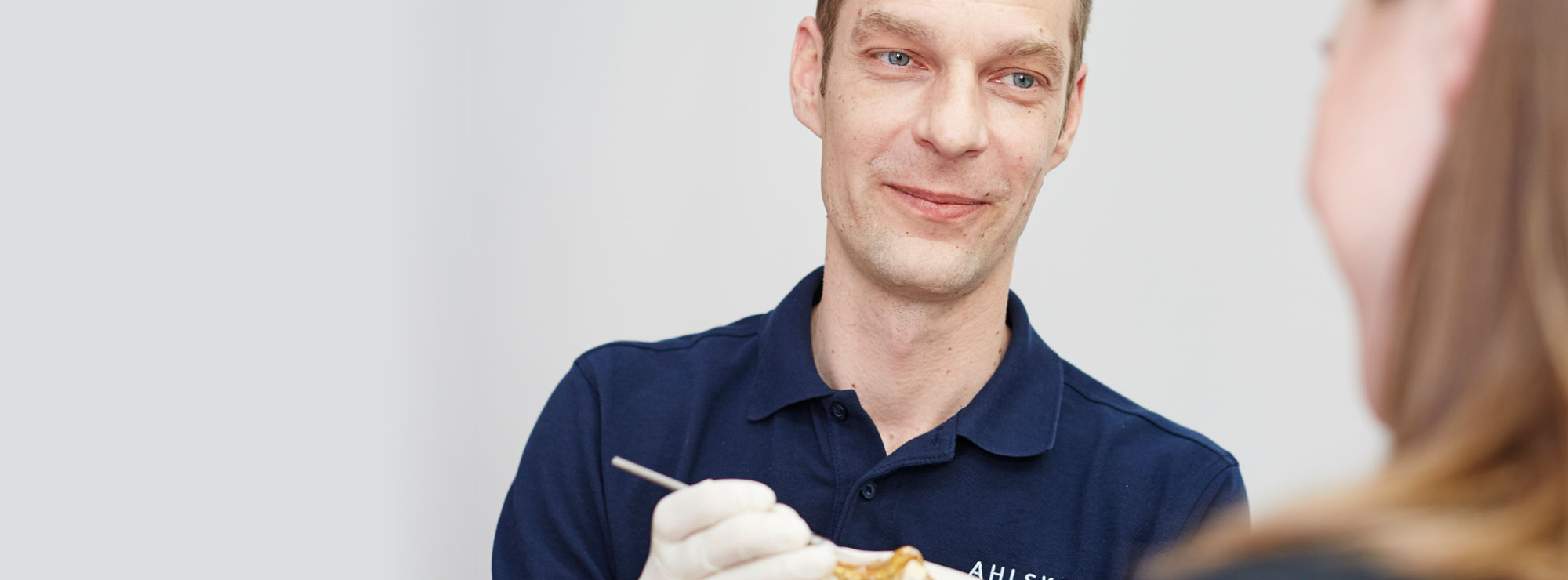 Lars Ahlskog im Gespräch mit einer Patientin.