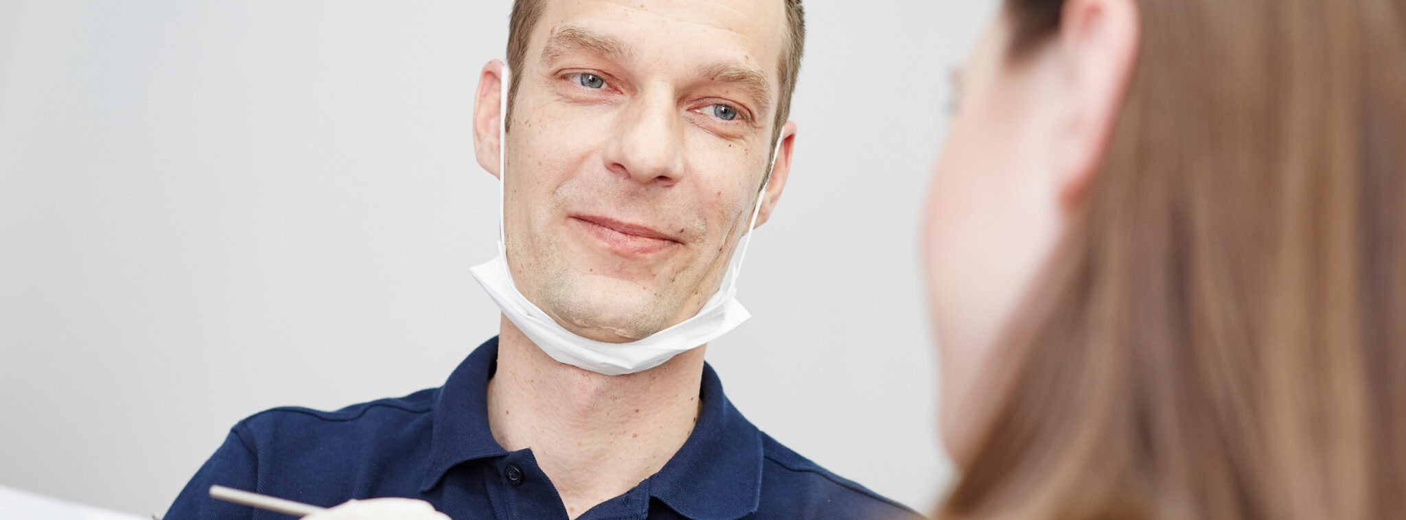 Lars Ahlskog im Gespräch mit einer Patientin