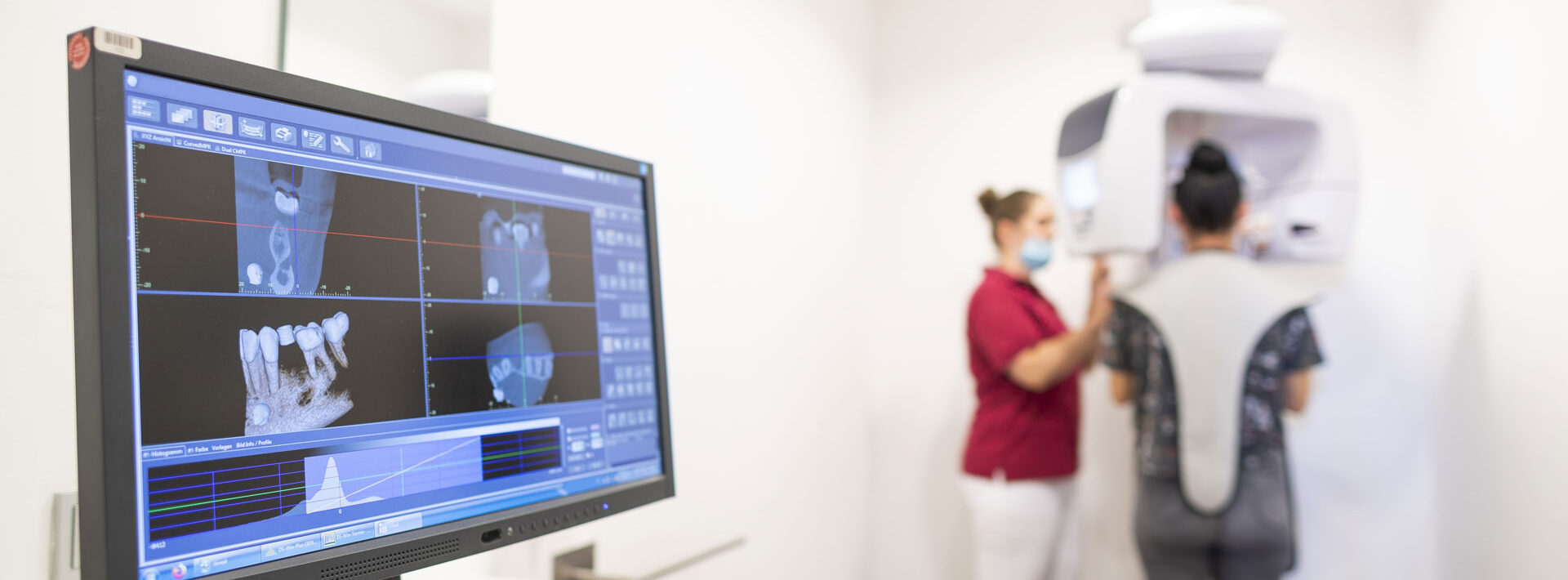 header_3d-roentgen Eine Patientin mit dunklem Haar bei einem 3D-Röntgen-Prozess