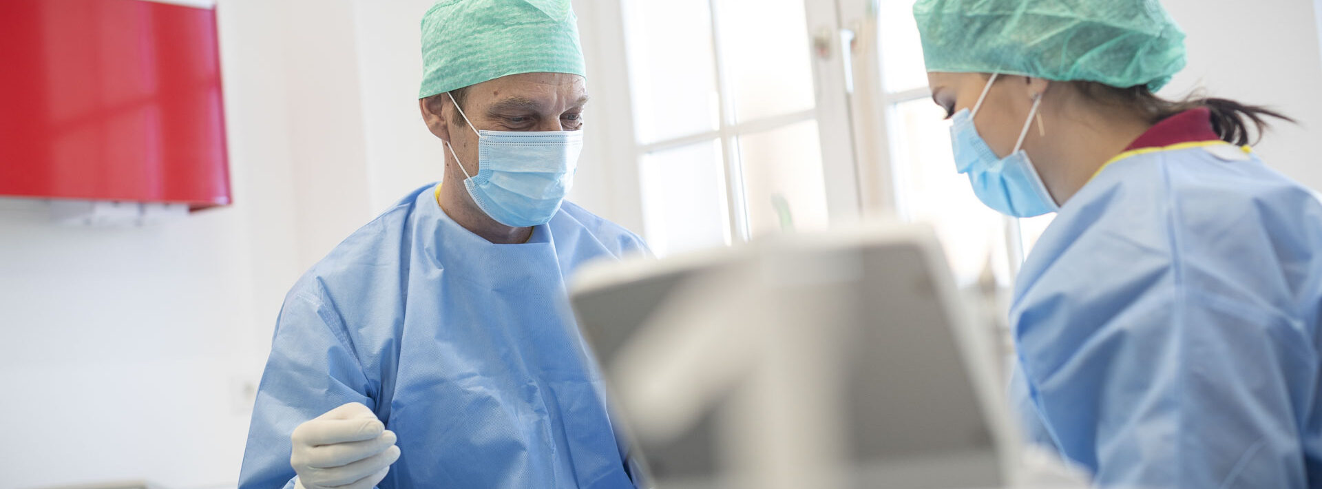 header_lars_ahlskog_implantologie Zwei Personen im OP-Outfit in einem Behandlungszimmer